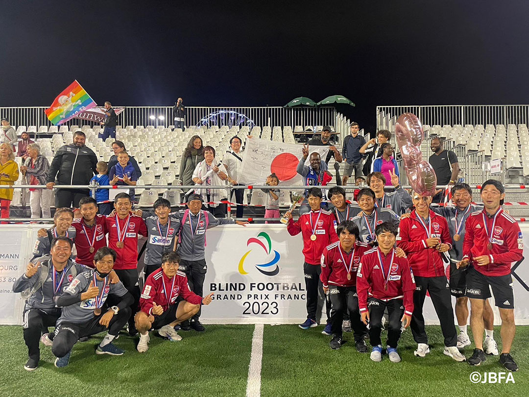 ブラインドサッカー男子日本代表の集合写真