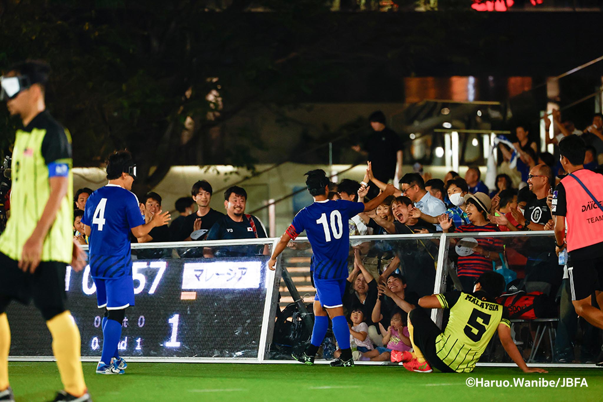 ゴール後、観客の皆さんと喜び合う川村選手