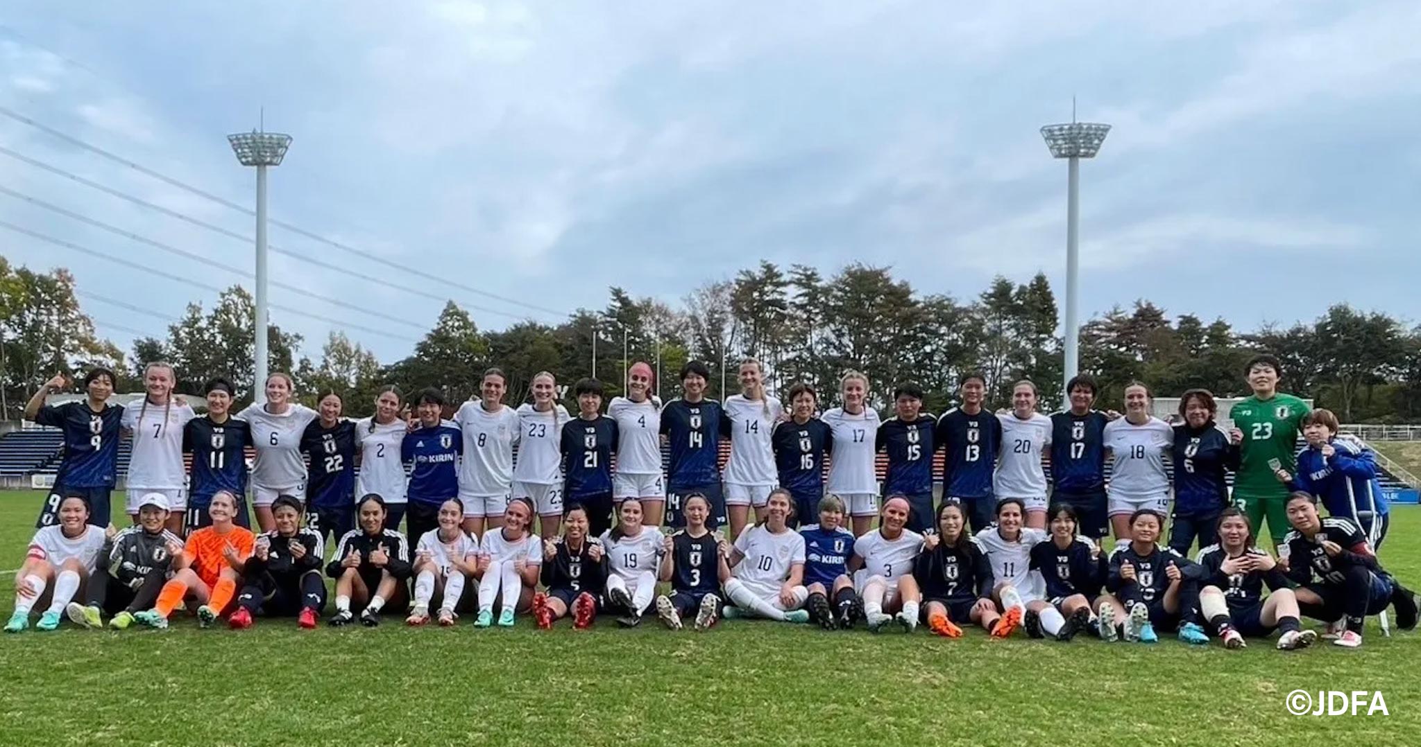 デフサッカー女子日本代表とアメリカ代表の集合写真