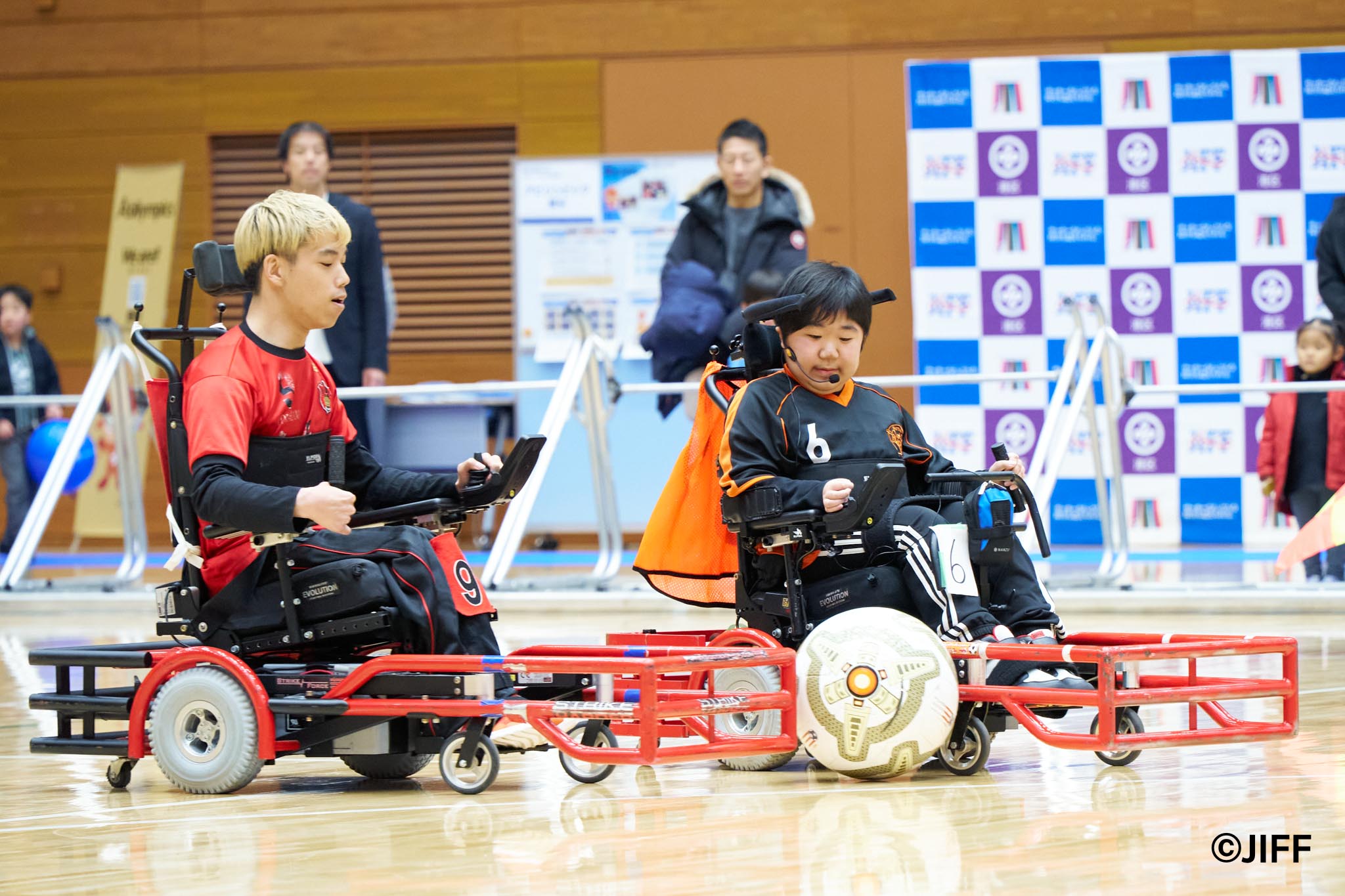 電動車椅子サッカー親善試合の様子