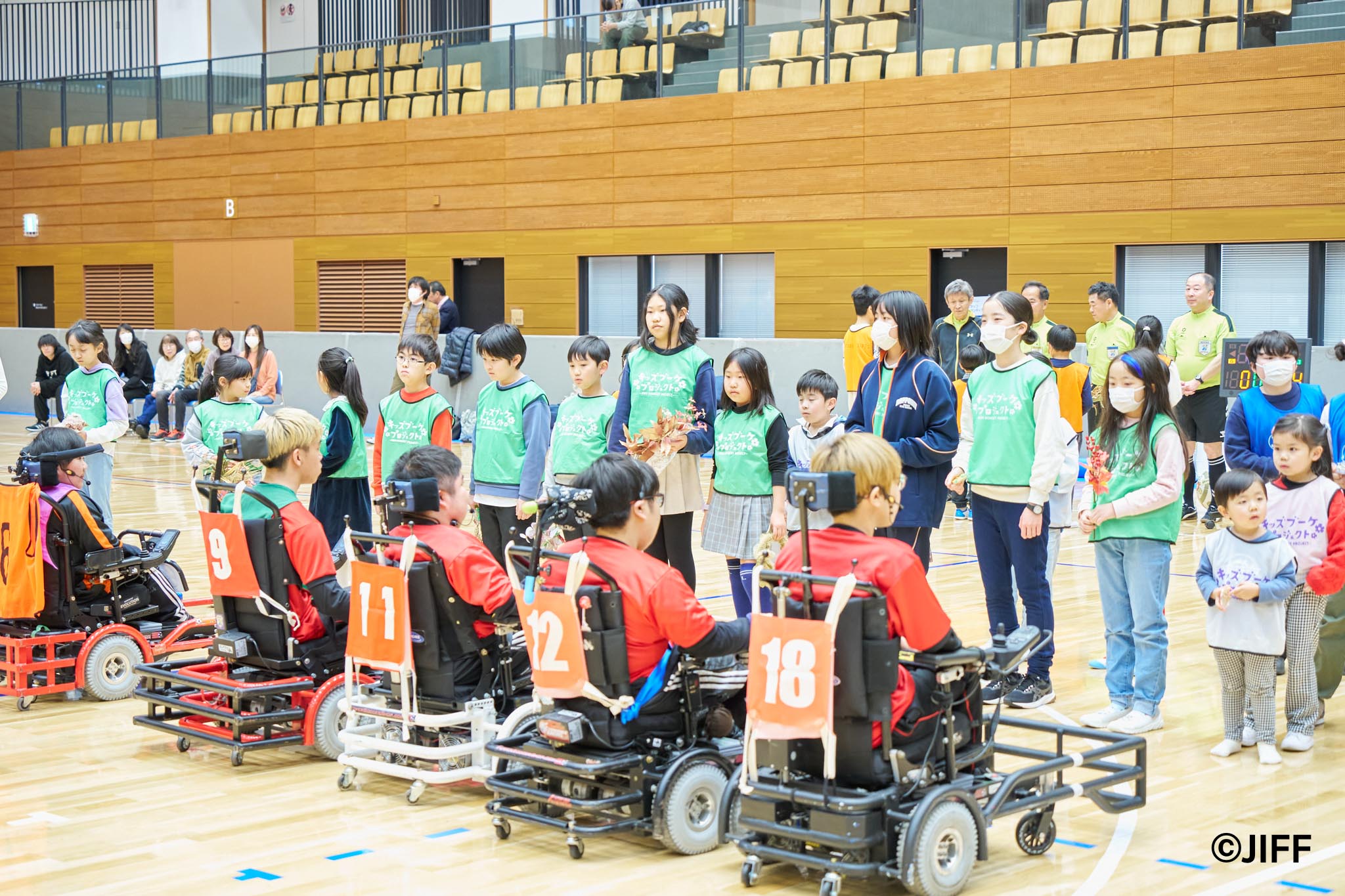 電動車椅子サッカー選手へ子どもたちからブーケの贈呈